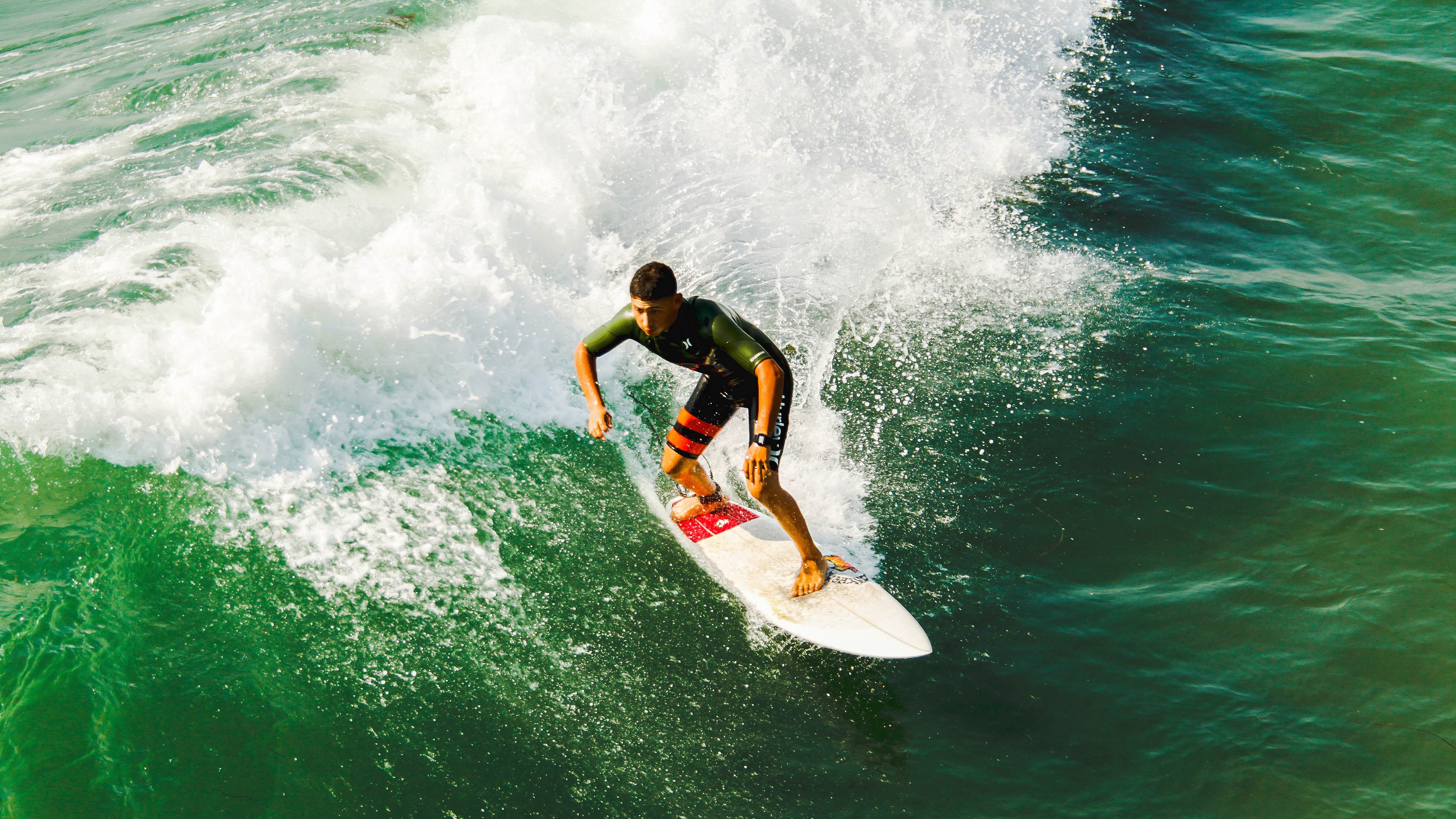 _老鹰队年轻球员爆发，团队表现出色_，老鹰队球员照片